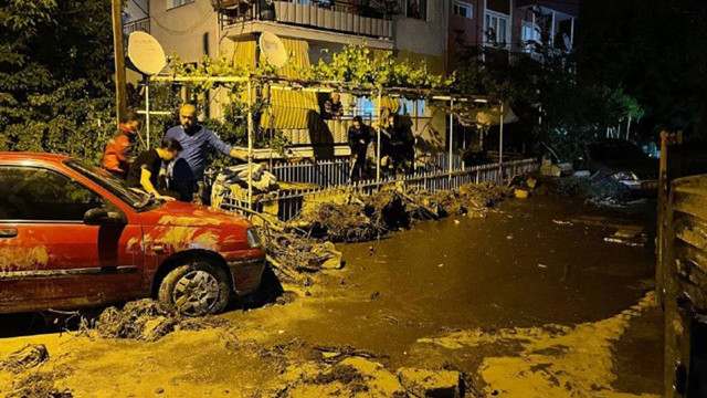 Sağanak nedeniyle evi su bastı, engelli kız hayatını kaybetti