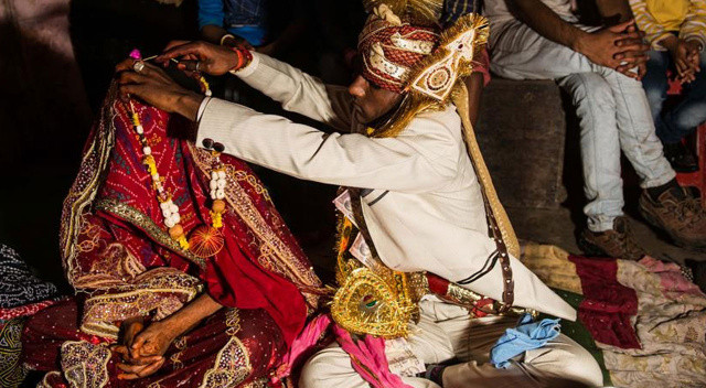 Sevgilisiyle evlenmek için Bangladeş'ten Hindistan'a yüzerek geçti Sevgilisiyle evlenmek için Bangladeş'ten Hindistan'a yüzerek geçti