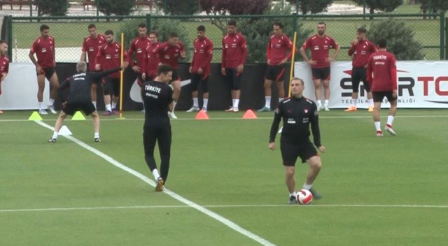 Stefan Kuntz&#039;tan Serdar Dursun taklidi... A Milli Takım antrenmanında kahkaha tufanı