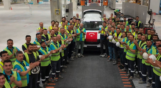 ‘Fabrika hayal’ dediler gerçek oldu: İlk Togg otomobili vitrine çıktı ‘Fabrika hayal’ dediler gerçek oldu: İlk Togg otomobili vitrine çıktı