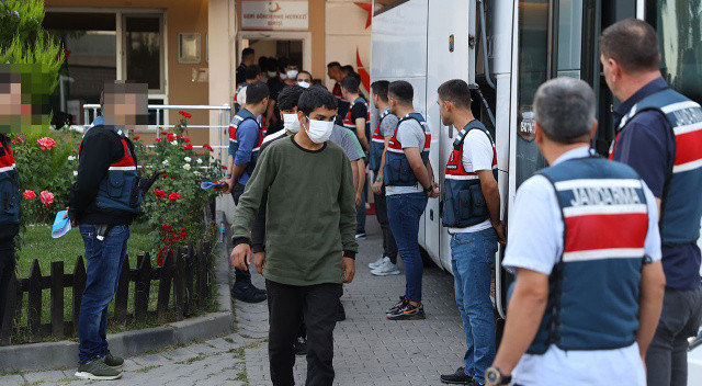 215 Afganistan uyruklu şahıs sınır dışı edilmek üzere İstanbul'a gönderildi 215 Afganistan uyruklu şahıs sınır dışı edilmek üzere İstanbul'a gönderildi