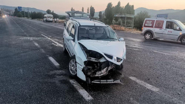 Adıyaman'da iki otomobil çarpıştı, çok sayıda yaralı var Adıyaman'da iki otomobil çarpıştı, çok sayıda yaralı var