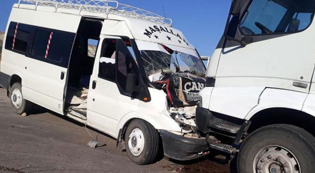 Ankara&#039;da tarım işçilerini taşıyan minibüs ile kamyon çarpıştı! 16 kişi yaralı