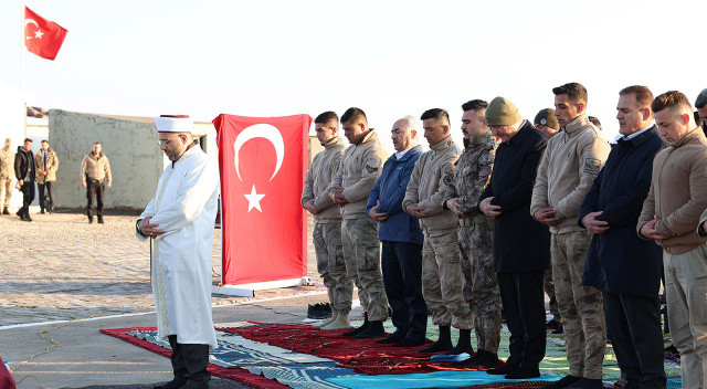 Bakan Soylu bayram namazını askerlere beraber kıldı