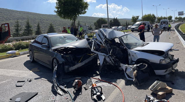 Bayram günü acı olay! Yola çıkan 2 araç çarpıştı: Ölü ve yaralılar var