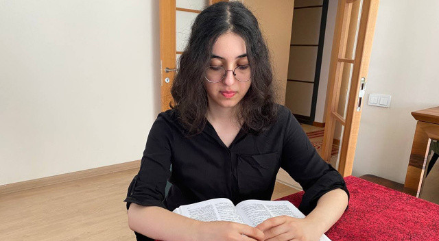 Doktor ailenin kızı 500 tam puan aldı: YKS Türkiye birincisi Zeynep Dila Kuyucu iki sınavın da şampiyonu oldu Doktor ailenin kızı 500 tam puan aldı: YKS Türkiye birincisi Zeynep Dila Kuyucu iki sınavın da şampiyonu oldu