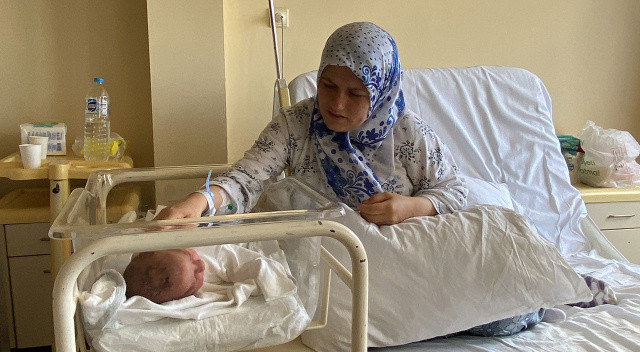 Doktorun “kalk git” dediğini iddia eden hamile kadın banyoda doğum yaptı Doktorun “kalk git” dediğini iddia eden hamile kadın banyoda doğum yaptı