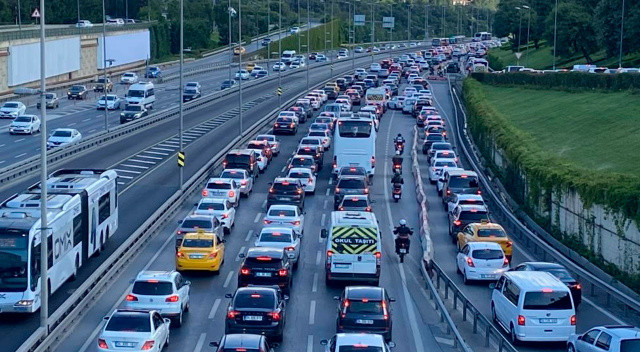 Dokuz günlük bayram tatil bitti: İstanbul'da trafik çilesi başladı Dokuz günlük bayram tatil bitti: İstanbul'da trafik çilesi başladı
