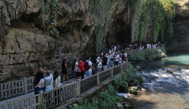 Düden Şelalesi&#039;ne ziyaretçi akını