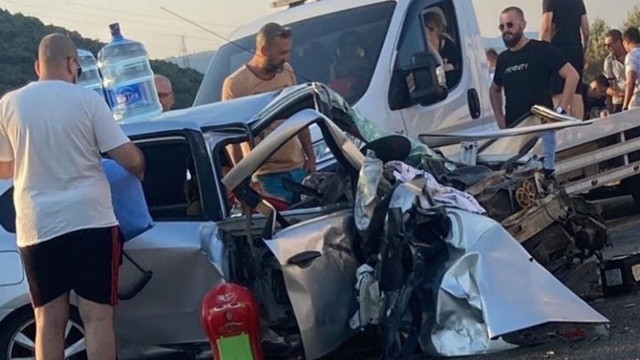 İzmir'de hatalı sollama yapan sürücü dehşet saçtı, ölü ve yaralılar var İzmir'de hatalı sollama yapan sürücü dehşet saçtı, ölü ve yaralılar var