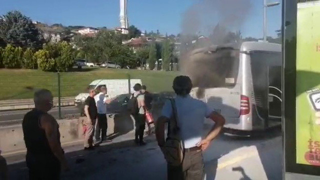 Kadıköy&#039;de metrobüs yandı, yolcular kendini dışarı attı