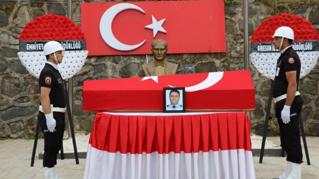 Kalp krizi geçiren polis memuru hayatını kaybetti Kalp krizi geçiren polis memuru hayatını kaybetti