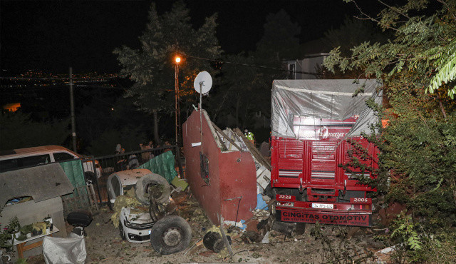 Kamyon gecekondunun üzerine uçtu: 4 yaralı