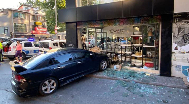 Karaköy’de ortalık savaş alanına döndü: Tekme ve yumruklar havada uçuştu Karaköy’de ortalık savaş alanına döndü: Tekme ve yumruklar havada uçuştu