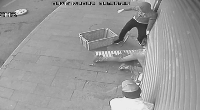 Kedi gibi girdiler jet hızıyla çıktılar 2,5 dakikada 100 bin liralık soygun Kedi gibi girdiler jet hızıyla çıktılar 2,5 dakikada 100 bin liralık soygun
