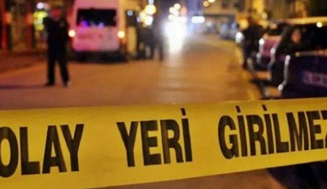 Kıskançlık krizine girdi, kızının önünde dehşet saçtı! Kıskançlık krizine girdi, kızının önünde dehşet saçtı!