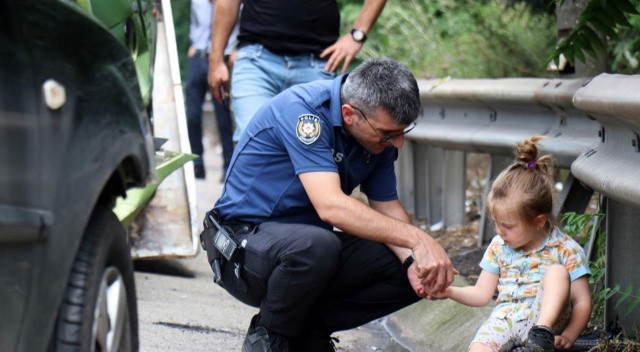 Korkutan kaza günün karesi oldu! Savrulan parçalarla oynayan küçük kıza polis şefkati