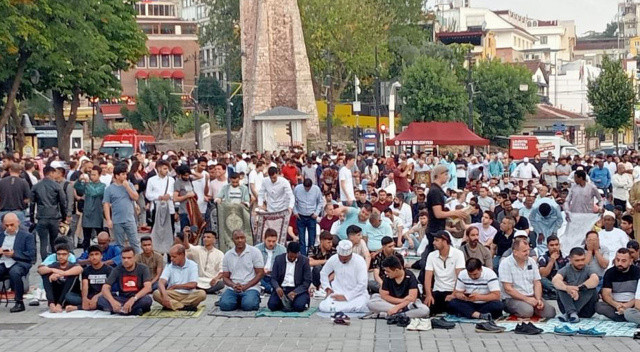 Kurban Bayramı namazı için binlerce kişi Ayasofya&#039;yı Kebir Camii&#039;ne akın etti