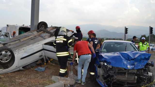 Manisa'da iki araç çarpıştı, 3 kişi feci şekilde can verdi Manisa'da iki araç çarpıştı, 3 kişi feci şekilde can verdi