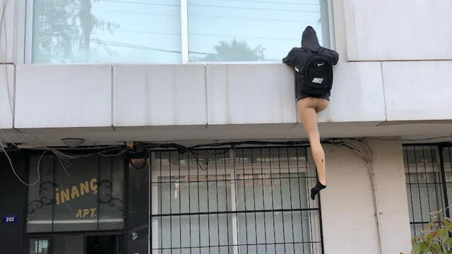 Mersin'de eve tırmanan hırsızın pantolonu soyuldu! Mersin'de eve tırmanan hırsızın pantolonu soyuldu!