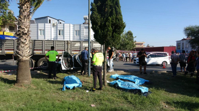 Mersin&#039;de otomobil tıra arkadan çarptı, 4 genç canından oldu