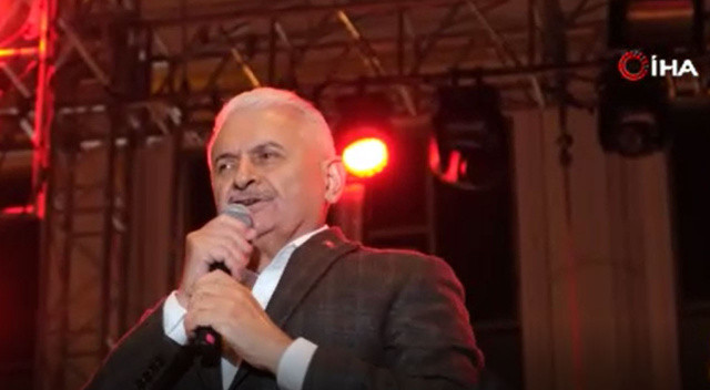 Murat Dalkılıç’ı bekleyen gençlere Binali Yıldırım türkü söyledi, o anlar gündem oldu Murat Dalkılıç’ı bekleyen gençlere Binali Yıldırım türkü söyledi, o anlar gündem oldu