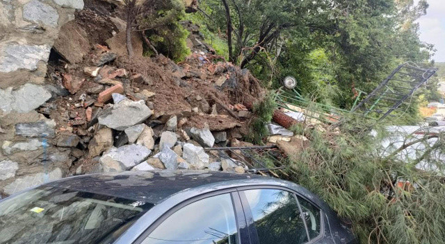 Sarıyer’de istinat duvarı araçların üzerine düştü: Binada yaşayanlar tahliye edildi Sarıyer’de istinat duvarı araçların üzerine düştü: Binada yaşayanlar tahliye edildi