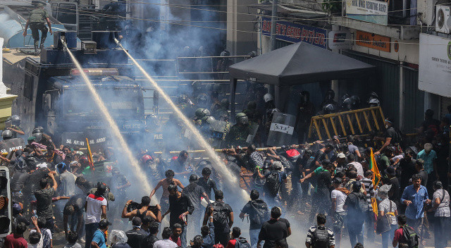 Sri Lanka’da protestocular başkanlık konutunu bastı