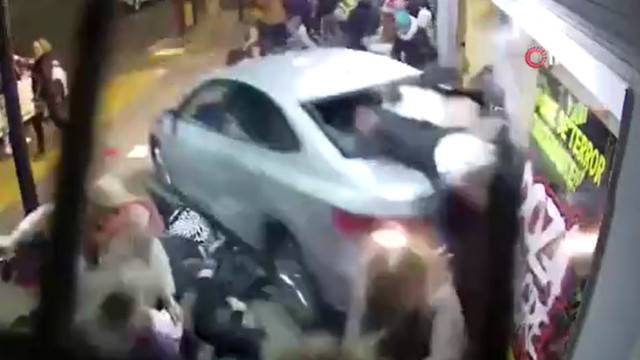 Tiyatroya girmek için sıra bekleyenleri araba ezdi: 23 yaralı Tiyatroya girmek için sıra bekleyenleri araba ezdi: 23 yaralı
