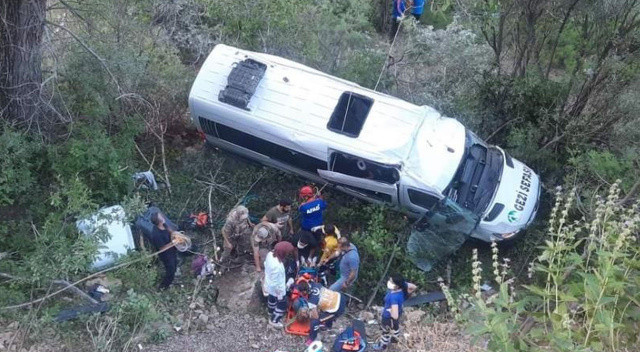 Tunceli'de korkunç kaza! Tur minibüsü uçuruma yuvarlandı: Çok sayıda yaralı var Tunceli'de korkunç kaza! Tur minibüsü uçuruma yuvarlandı: Çok sayıda yaralı var