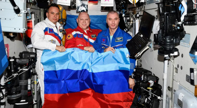 Uzayda ‘bayrak krizi’: NASA, Rus kozmonotları kınadı Uzayda ‘bayrak krizi’: NASA, Rus kozmonotları kınadı