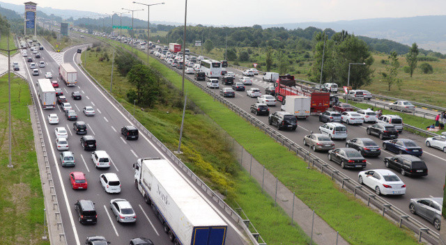 Vatandaşlar bayram tatili için yola çıktı, trafik durma noktasına geldi Vatandaşlar bayram tatili için yola çıktı, trafik durma noktasına geldi