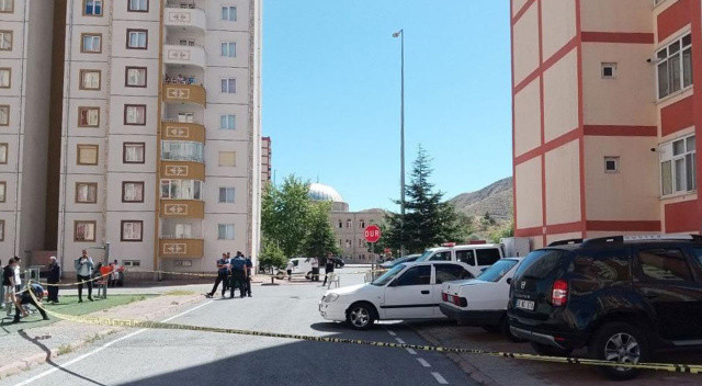 Yaşlı kadının feci sonu: 13. kattan beton zemine düştü Yaşlı kadının feci sonu: 13. kattan beton zemine düştü