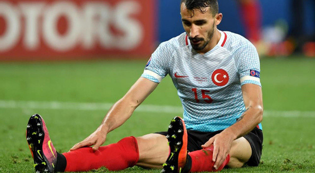 Yeşil sahalardan bir Mehmet Topal geçti... Yıldız futbolcudan emeklilik kararı Yeşil sahalardan bir Mehmet Topal geçti... Yıldız futbolcudan emeklilik kararı