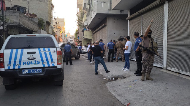 Adana'da hareketli saatler! Polisten kaçtı, çocuğu rehin aldı Adana'da hareketli saatler! Polisten kaçtı, çocuğu rehin aldı