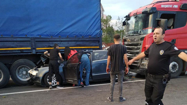 Ankara'da freni boşalan tır dehşet saçtı: 1'i polis 3 yaralı Ankara'da freni boşalan tır dehşet saçtı: 1'i polis 3 yaralı