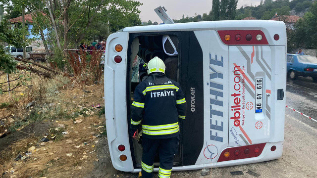 Antalya'da midibüs devrildi,19 kişi yaralandı Antalya'da midibüs devrildi,19 kişi yaralandı
