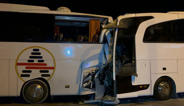 Antalya'da otobüsler çarpıştı: 25 yaralı Antalya'da otobüsler çarpıştı: 25 yaralı