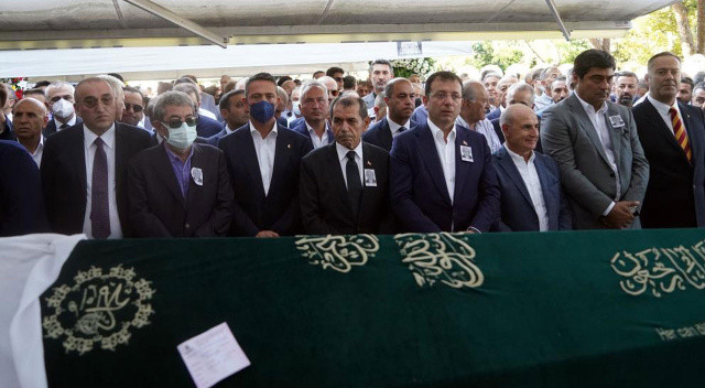 Dursun Özbek’in annesi Kezban Özbek Levent Afet Yolal Camii’nde son yolculuğuna uğurlandı Dursun Özbek’in annesi Kezban Özbek Levent Afet Yolal Camii’nde son yolculuğuna uğurlandı