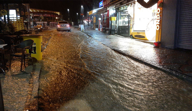 Edirne'de yaz günü su baskını! Ev ve iş yerleri göle döndü Edirne'de yaz günü su baskını! Ev ve iş yerleri göle döndü