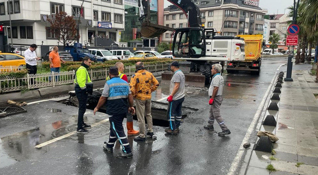 Eyüpsultan’da yol çöktü: İETT'nin lastikleri yola gömüldü, cadde trafiğe kapatıldı Eyüpsultan’da yol çöktü: İETT'nin lastikleri yola gömüldü, cadde trafiğe kapatıldı