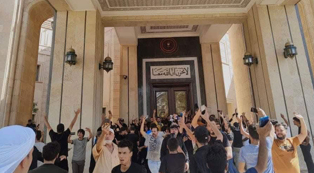 Irak'ta yine kaos: Sokağa çıkma yasağı ilan edildi Irak'ta yine kaos: Sokağa çıkma yasağı ilan edildi