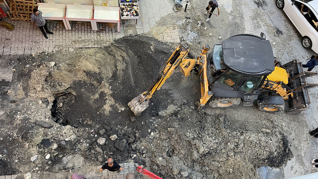 İSKİ'nin çalışma yaptığı sokakta boru patladı, evler sular altında kaldı İSKİ'nin çalışma yaptığı sokakta boru patladı, evler sular altında kaldı