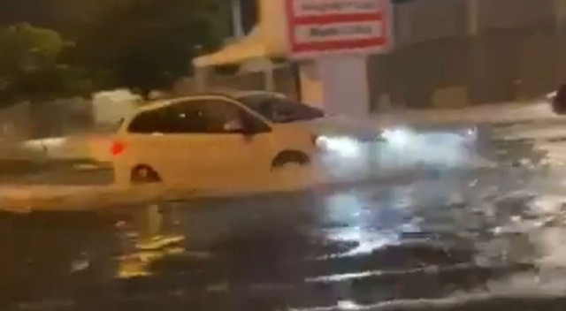İstanbul kavrulurken Edirne&#039;de yağış nedeniyle yollar nehre döndü