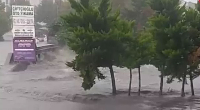 İstanbul’u sağanak vurdu: Yollar sular altında kaldı, araçlar suya gömüldü