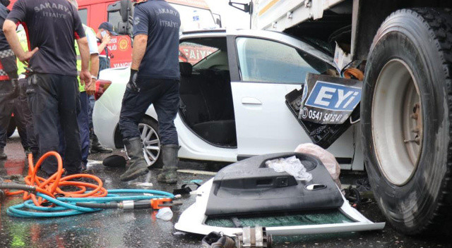 Korkunç kaza! Otomobil, kamyona ok gibi saplandı: Ölü ve yaralılar var Korkunç kaza! Otomobil, kamyona ok gibi saplandı: Ölü ve yaralılar var