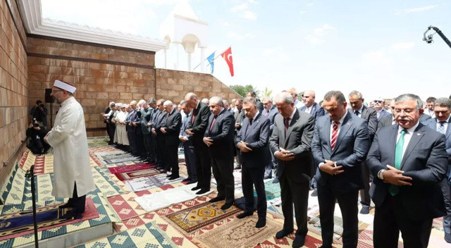Malazgirt’te Cuma namazı: Cumhurbaşkanı Erdoğan ve Bahçeli yan yana kıldı Malazgirt’te Cuma namazı: Cumhurbaşkanı Erdoğan ve Bahçeli yan yana kıldı