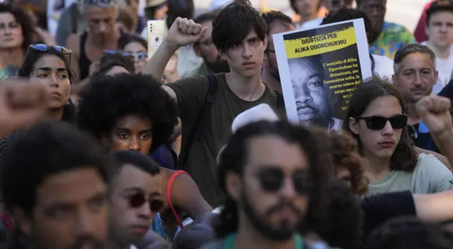 Mendil satarken sokak ortasında öldürülmüştü… İtalya’da ırkçılık tartışması protestoya dönüştü Mendil satarken sokak ortasında öldürülmüştü… İtalya’da ırkçılık tartışması protestoya dönüştü