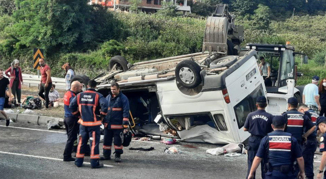 Mevsimlik tarım işçileri taşıyan minibüs ile otomobil çarpıştı: Çok sayıda yaralı var
