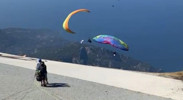 Muğla'da faciaya ramak kala! Paraşütler havada birbirine dolandı Muğla'da faciaya ramak kala! Paraşütler havada birbirine dolandı